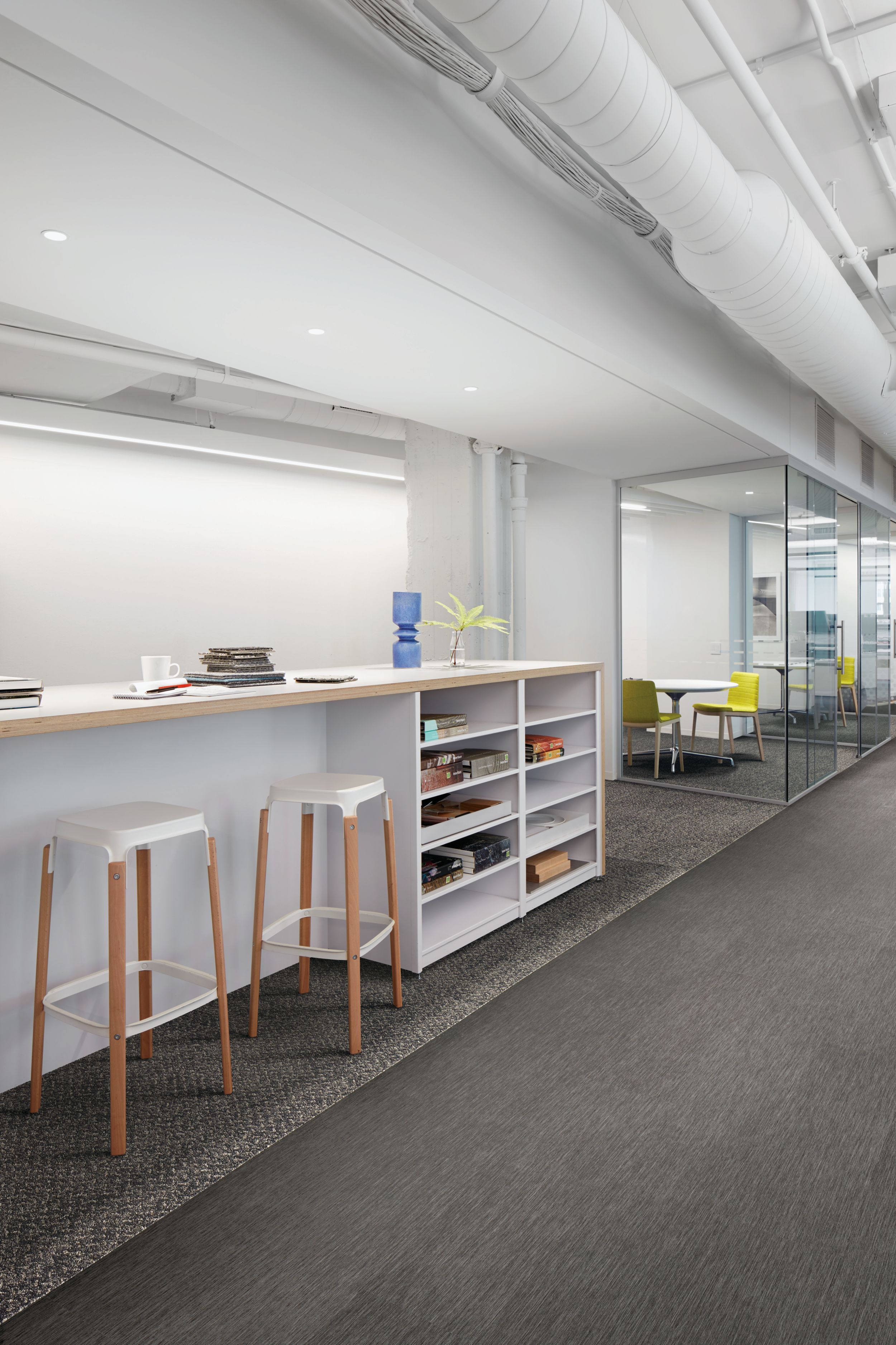 Interface Brushed Lines LVT and Reade Street carpet tile in common work space with high top built in table Bildnummer 5